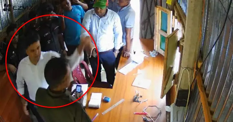 ইজারাদারের সহকারীকে থাপ্পড় দেয়ার চিত্র